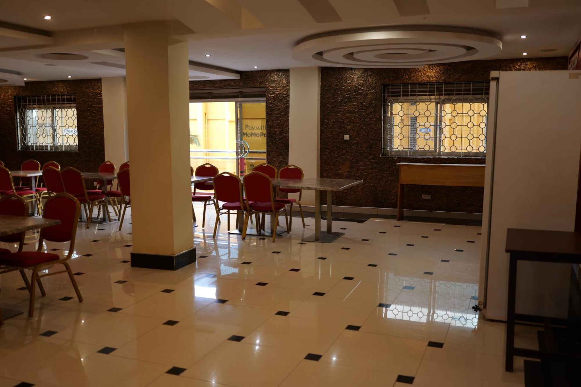 Royal Park Hotel Джинджа Экстерьер фото